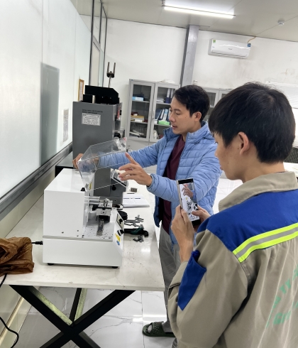 BÀN GIAO VÀ LẮP ĐẶT THIẾT BỊ THỬ NGHIỆM VẬT LIỆU NHỰA CHO GREEN PVC 